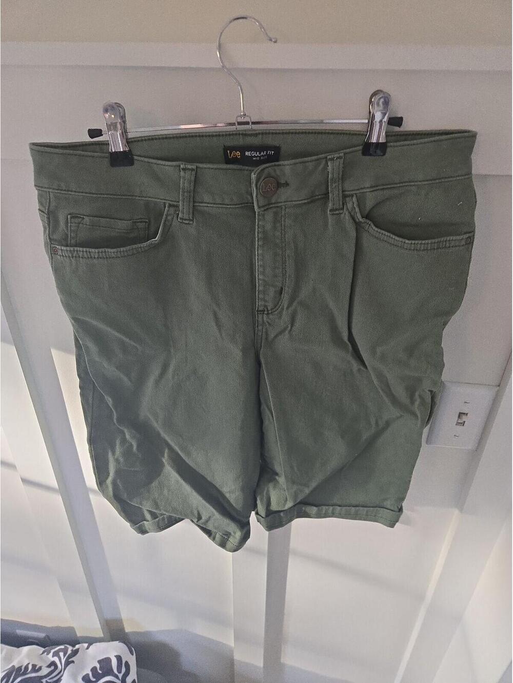 Lee Regular Fit Mid Rise Green Twill Shorts Size 12